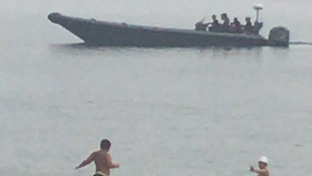 Una narcolancha alija en una playa de La Línea a plena luz del día