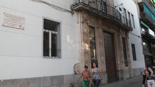 Entrada al edificio del antiguo Ayuntamiento de Córdoba en Gran Capitán