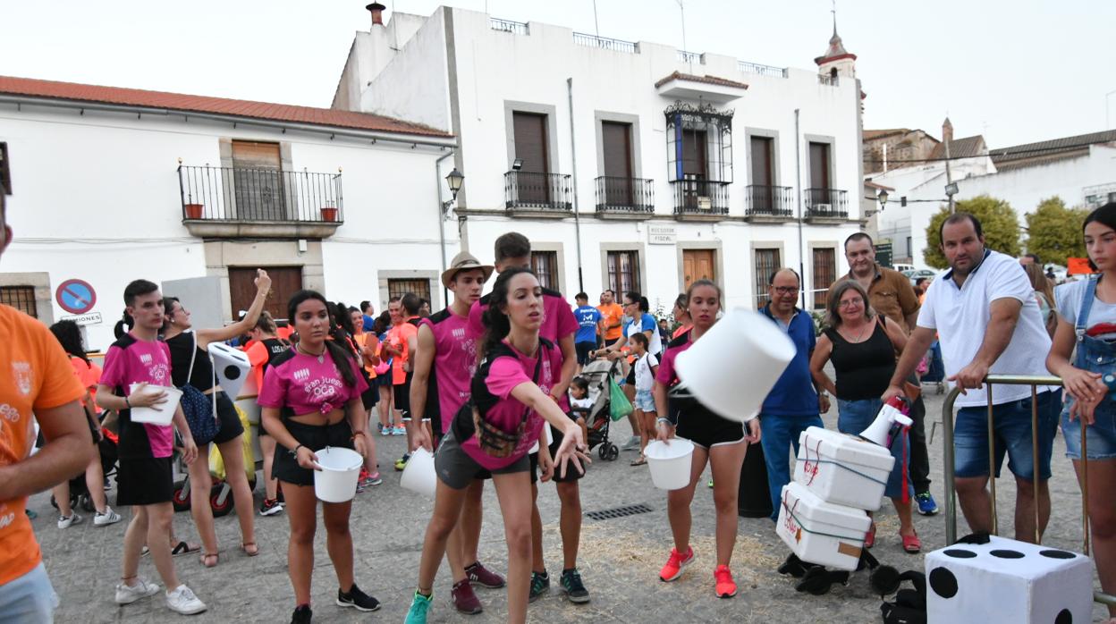 Uno de los equipoas participantes en el «Gran Juego de la Oca» de Dos Torres