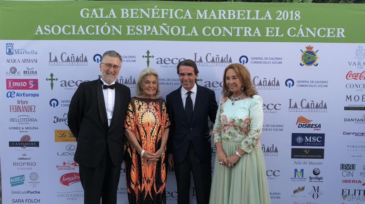 José María Aznar a su llegada con los afitriones del evento