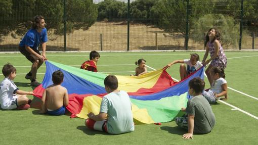 Niños disfrutando de actividades lúdicas