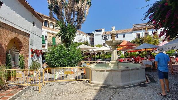 Dañan una fuente del siglo XVII en Marbella para ponerle iluminación