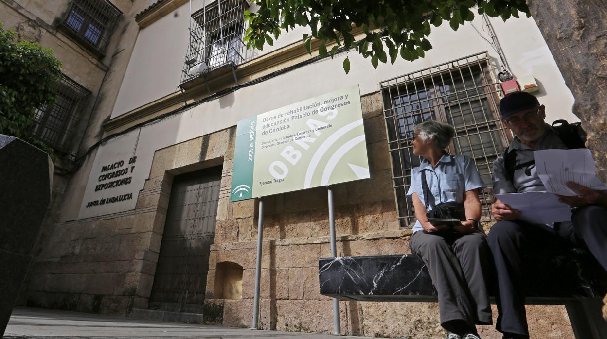 Una turista observa el Palacio de Congresos, cerrado para obras de ampliación