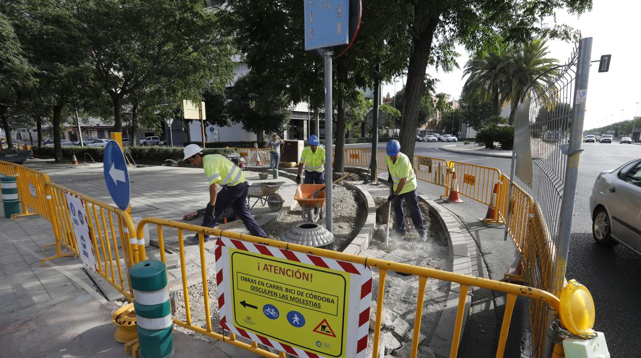 El carril bici en construcción entre Vía Augusta y Carretera de Trassierra