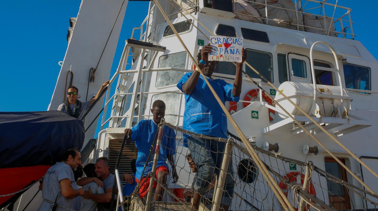 Imagen del desembarco de los inmigrantes del buque «Open Arms» en San Roque.