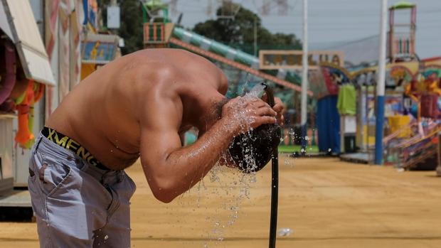 Multas de 750 euros por llevar el torso desnudo durante la Feria de Almería