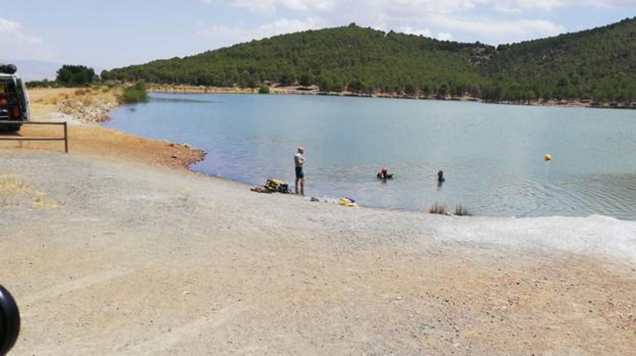 Los buzos de la Guardia Civil encontraron el cuerpo sobre las dos de la tarde