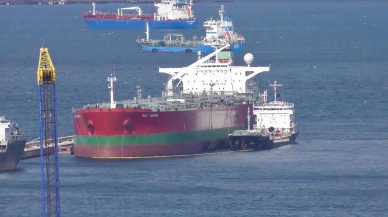 Imagen del petrolero «Tanaro» en la Bahía de Algeciras.