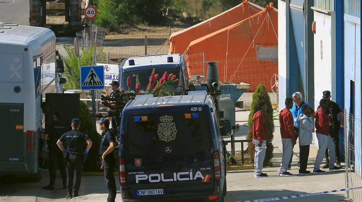 Inmigrantes rescatados por el «Open Arms» llegan al CATE de San Roque.