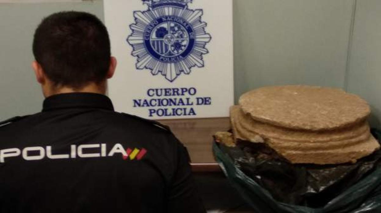 Policía junto a la base de la columna hirata en el yacimiento de los Vergeles