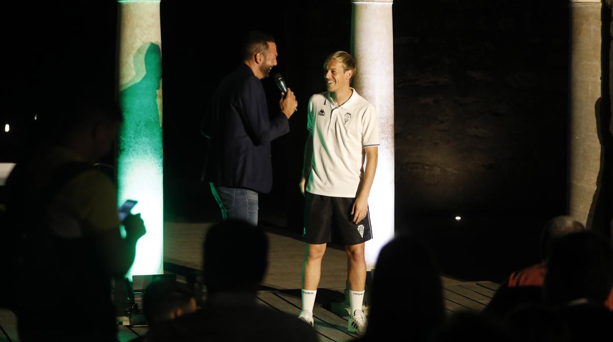 Javi Lara, durante su modelaje en la presentación