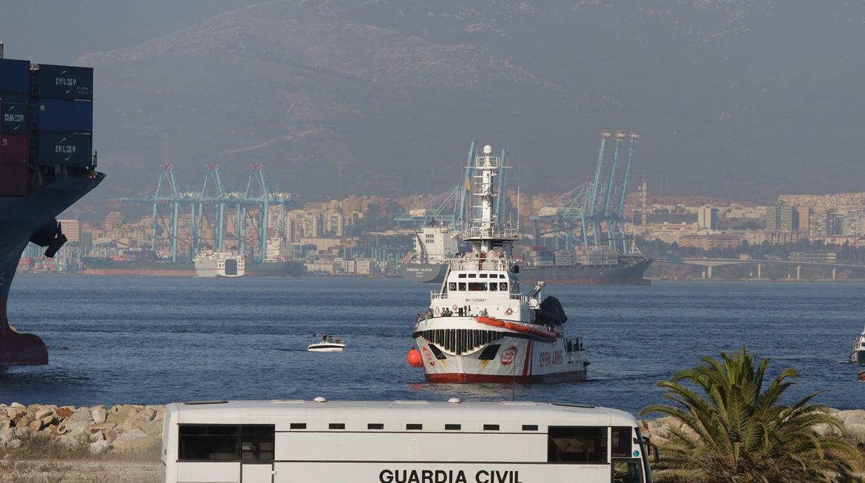 El buque «Open Arms», a su llegada al puerto de Crinavis, en San Roque.