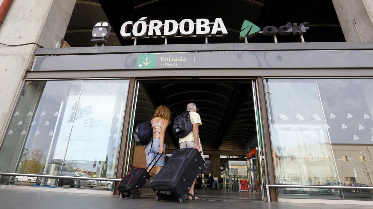 Una pareja entra en la estación del AVE de Córdoba