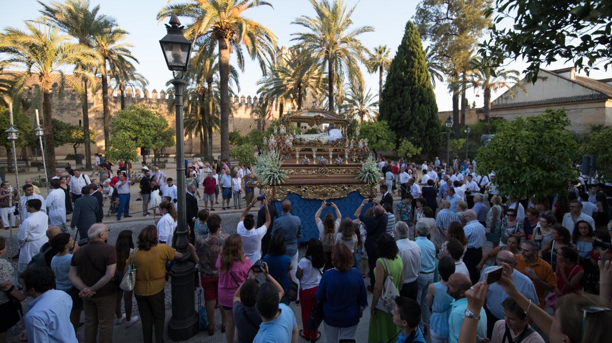 Un momento de la procesión de la Virgen de Acá tras dejar su barrio y pasar por el Alcázar