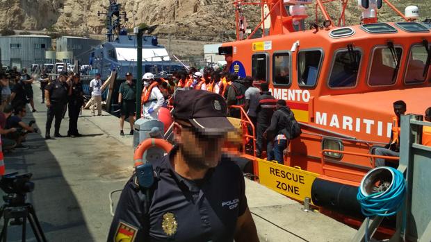 ¿Cómo actúa la Policía Nacional con los inmigrantes ilegales en Almería?