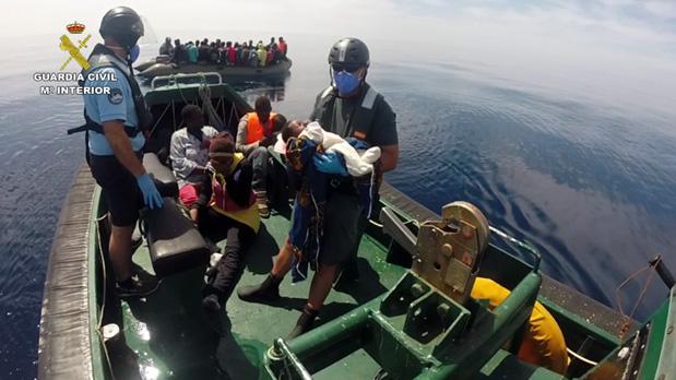 La Guardia Civil rescata a tres ocupantes de un catamarán a la deriva en la playa de Nueva Umbría