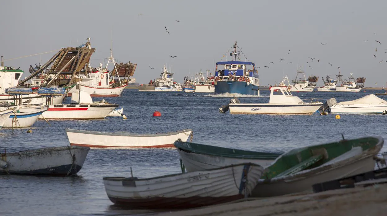 Investigan la aparición de manchas en embarcaciones deportivas de Huelva y Punta Umbría