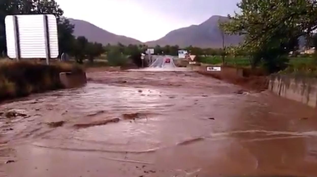 Carretera anegada en Almería tras las lluvias de este jueves
