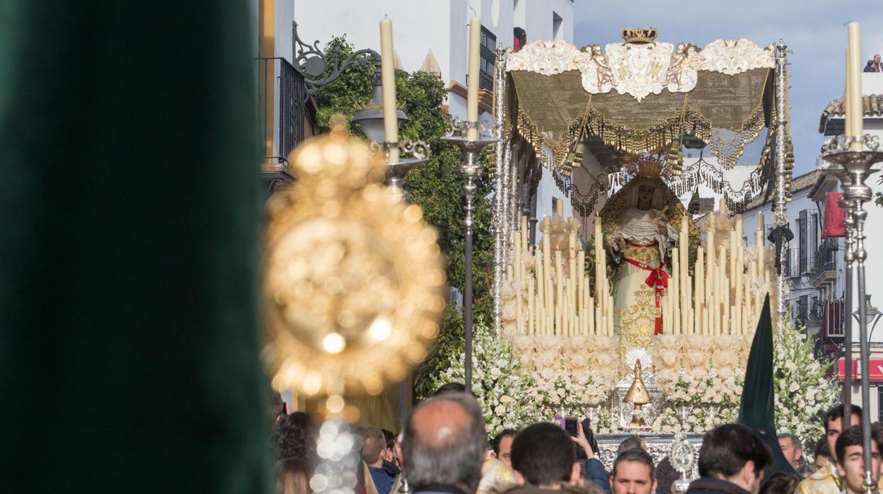 La Virgen de la Esperanza en procesión