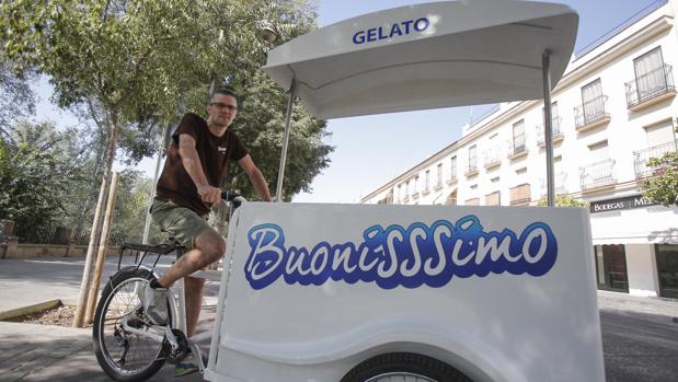 Una heladería de Córdoba cambia helados por sonrisas en el área infantil del Hospital Reina Sofía