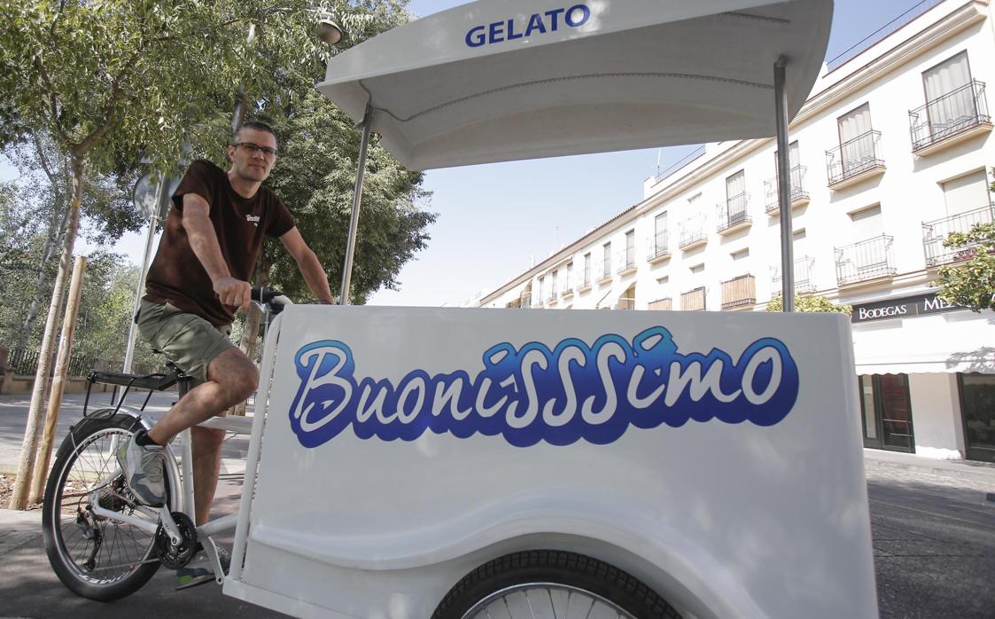 Daniele Scolari en el carrito de helados con el que acude a Reina Sofía