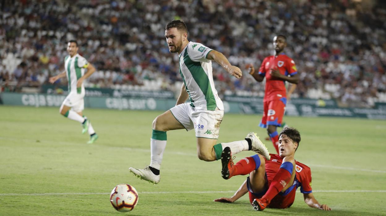 Javi Galán avanza con el esférico durante el duelo entre Córdoba CF y CD Numancia