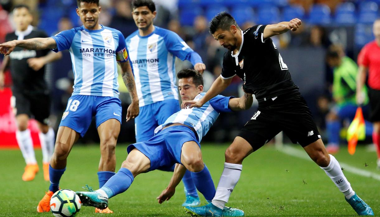 El delantero del Sevilla, Manuel Agudo "Nolito", pelea el balón frente al defensa del Málaga, Luis Hernández