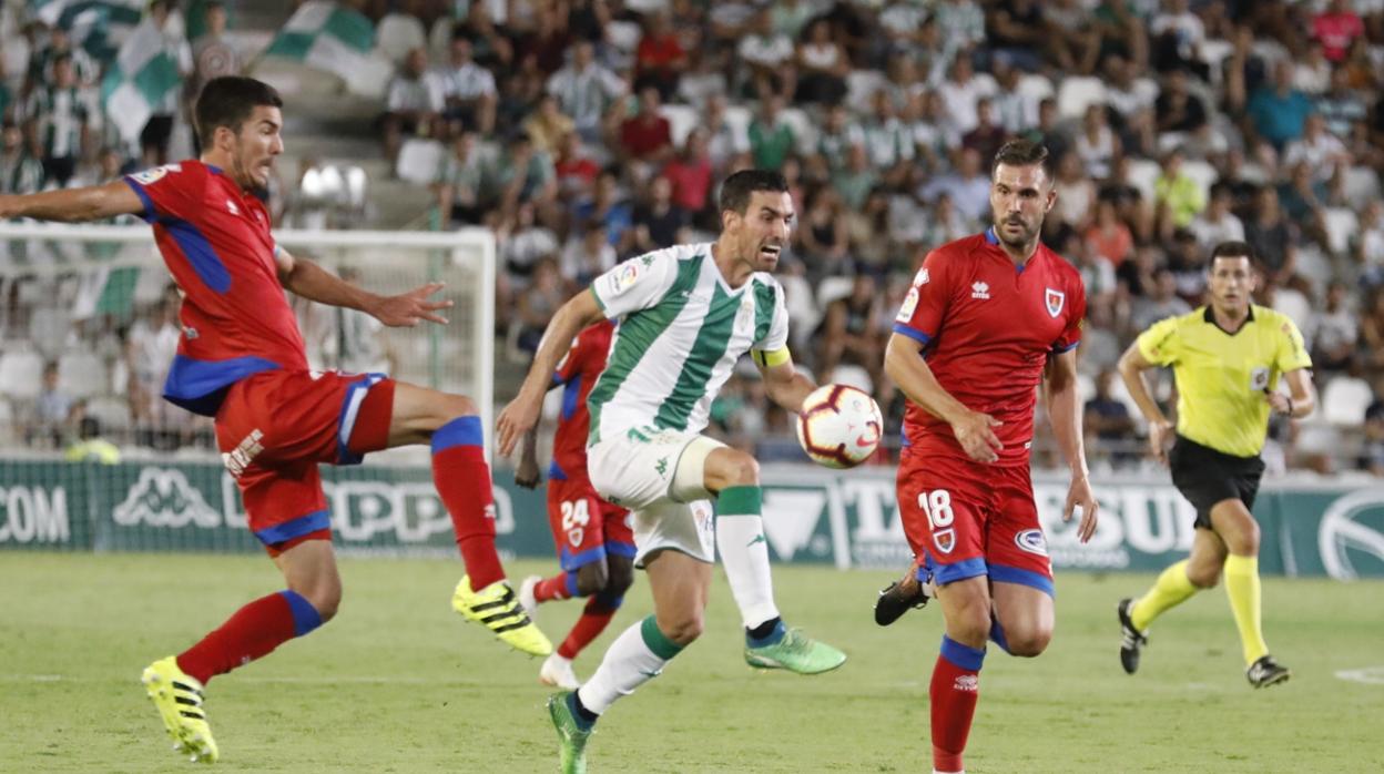 Alfaro, en una acción del debut en la Liga del Córdoba CF ante el Numancia, este sábado, en El Arcángel