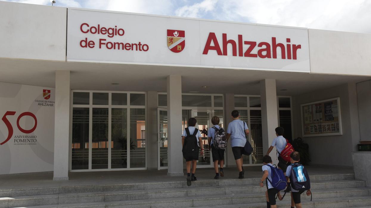 Niños entrando al colegio Ahlzahir