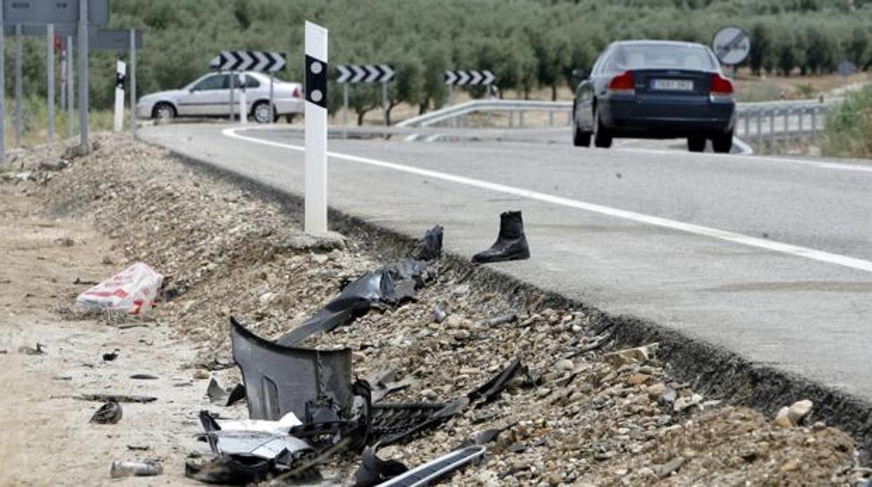 Restos de un coche tras un accidente en la N-432 a su paso por Córdoba