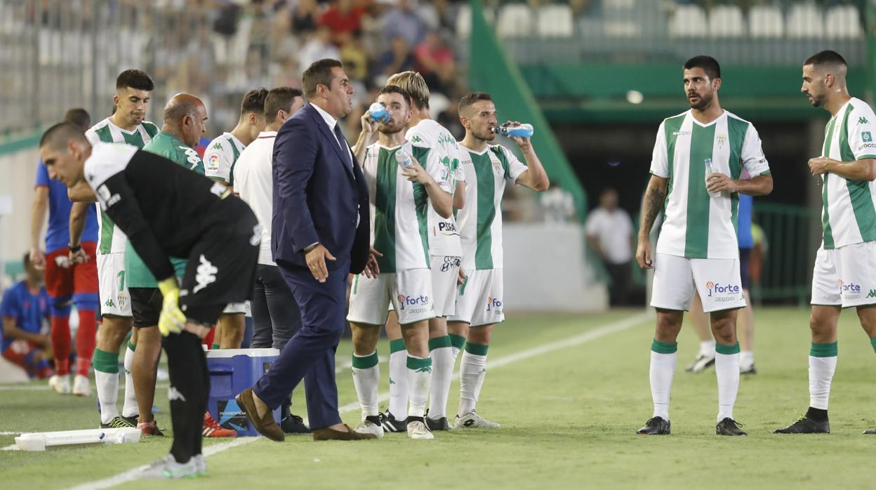 José Ramón Sandoval y sus jugadores durante el parón para hidratarse el pasado sábado en El Arcángel