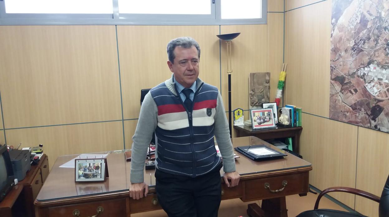 Juan Fernández, alcalde de Linares, en su despacho