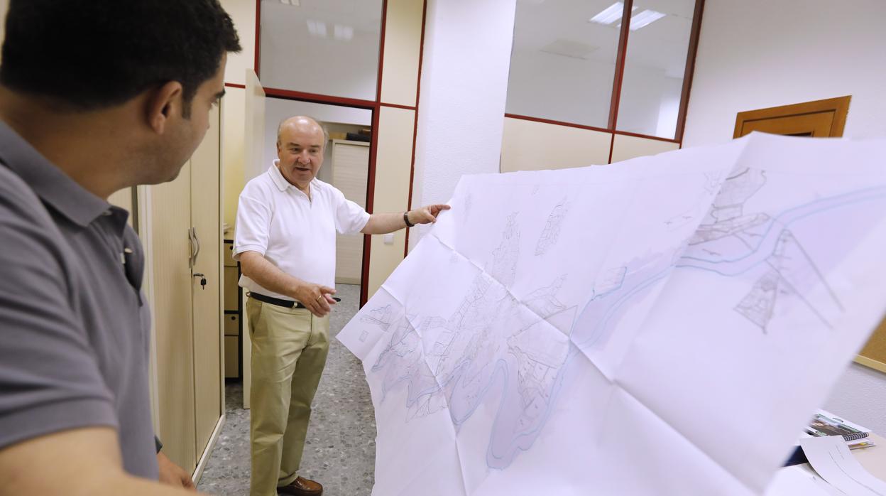 Luis Martín con el mapa de zonas inundables de la capital cordobesa