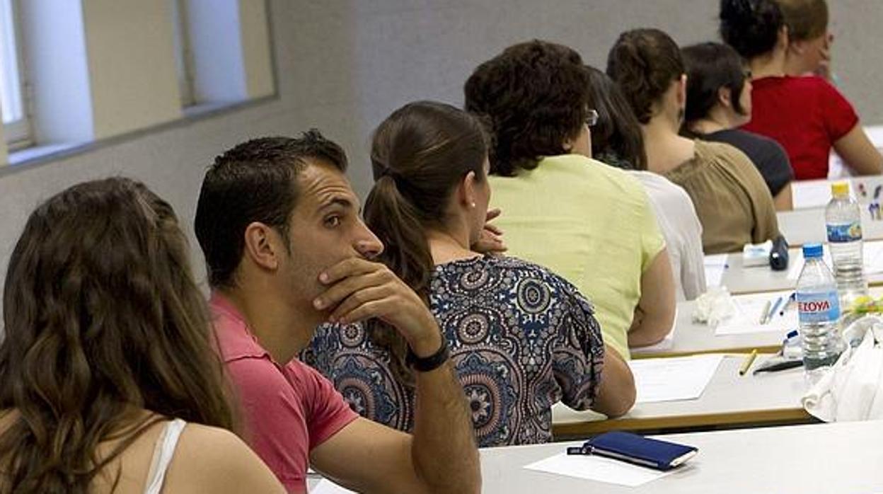 Opositores en medio de un examen