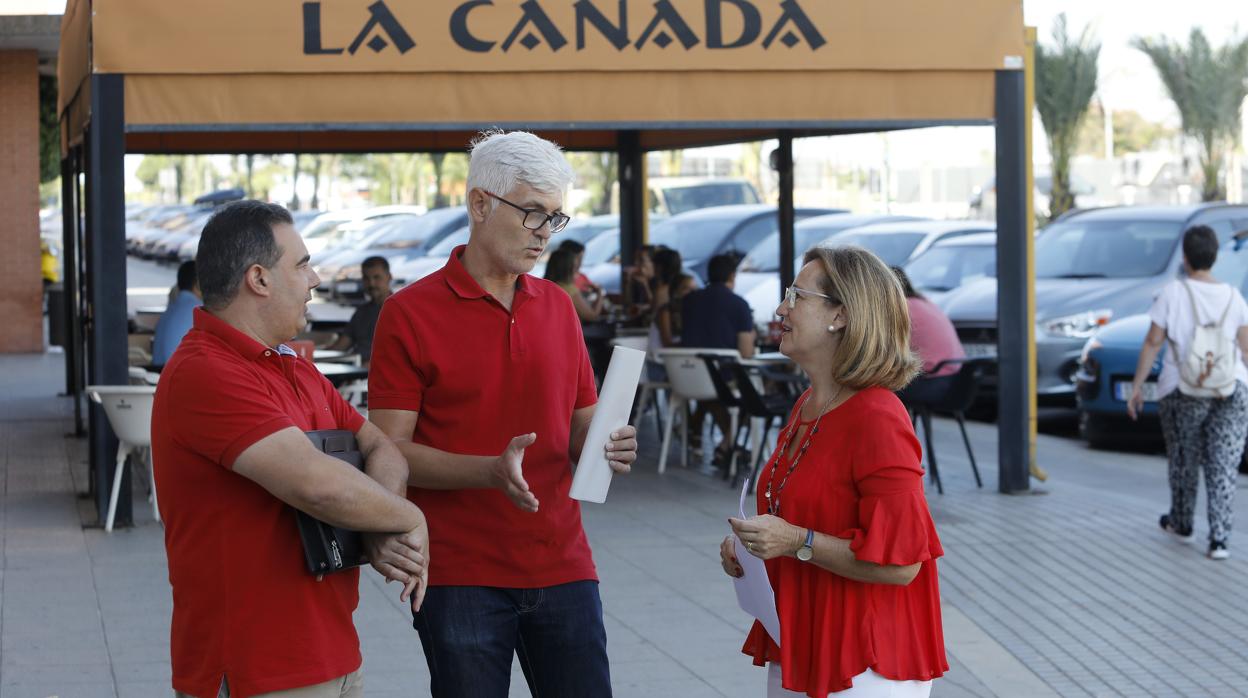 Laura Ruiz, ayer con vecinos de Cañada Real Mestas