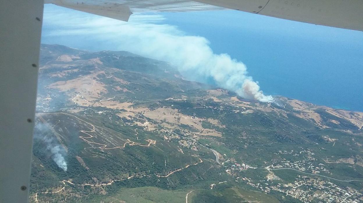 Imgen aérea del Infoca de uno de los fuegos forestales registrados este verano en Tarifa