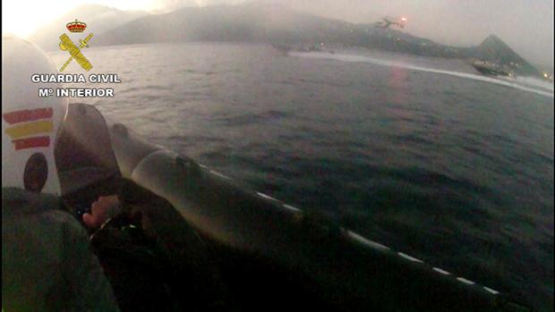 Recuperadas 2,4 toneladas de hachís arrojadas al mar en una persecución en Algeciras