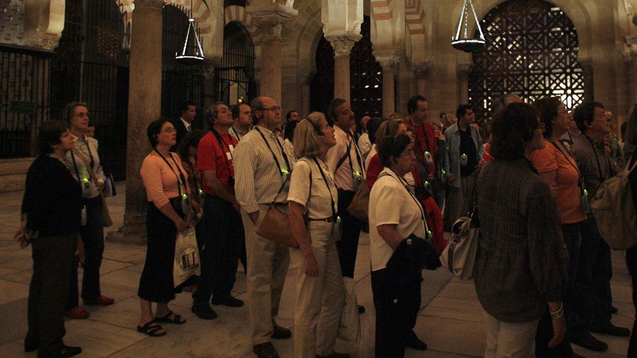 Un grupo de turistas disfruta de uno de los pases nocturnos de la Mezquita-Catedral