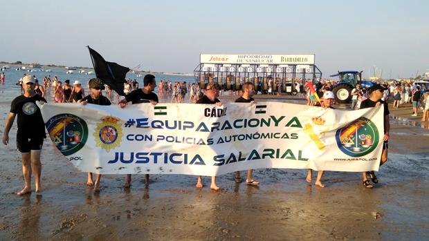 Policías y guardias civiles se manifiestan en las carreras de caballos de Sanlúcar por la equiparación