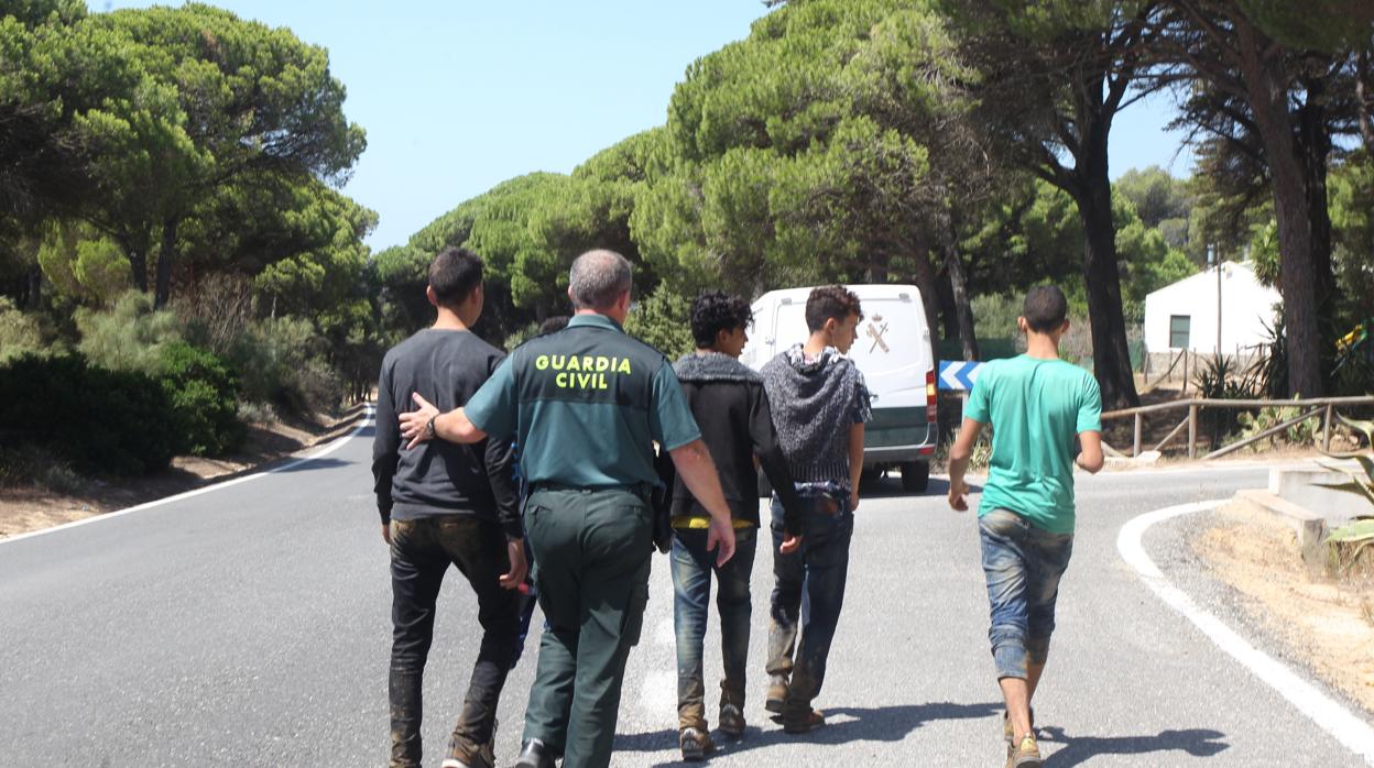 La Guardia Civil interceptando a un grupo de inmigrantes en la zona de Cádiz