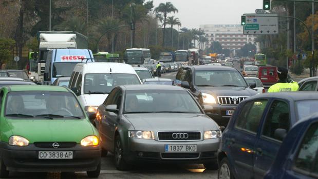 Cuatro personas heridas en un choque de dos vehículos en la Avenida Corregidor de Córdoba