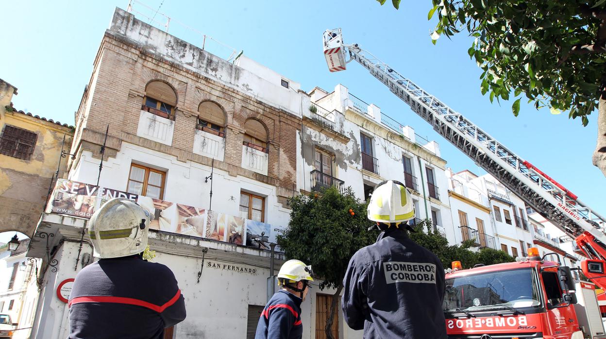 Actuación de los bomberos de Córdoba en un edificio con peligro de desplome