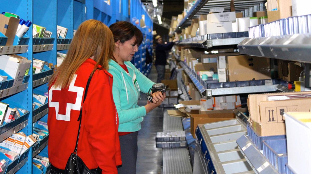 Dos mujeres trabajan en las dependencias de la distribuidora de medicamentos Bidafarma