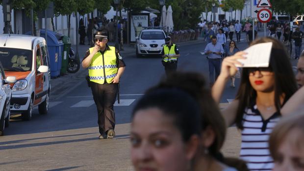 El déficit de policías en Córdoba se deja notar en eventos como el fútbol, las verbenas o procesiones