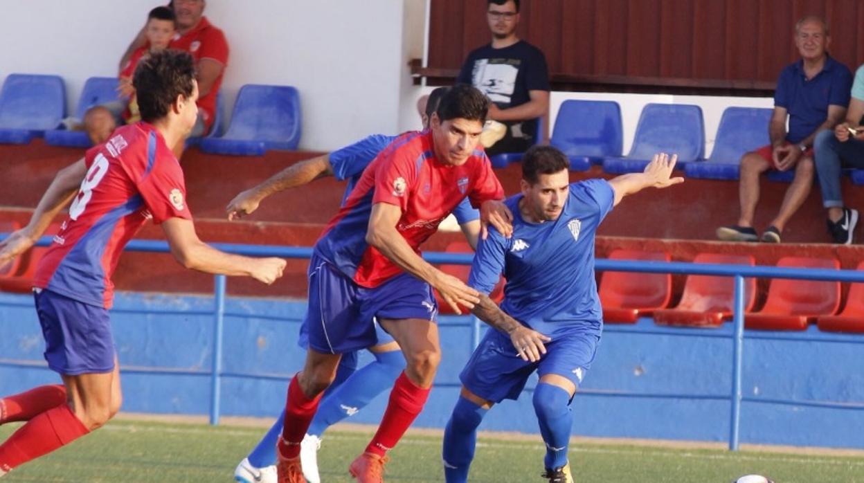 El Córdoba B, de azul, disputando un compromiso de la pretemporada