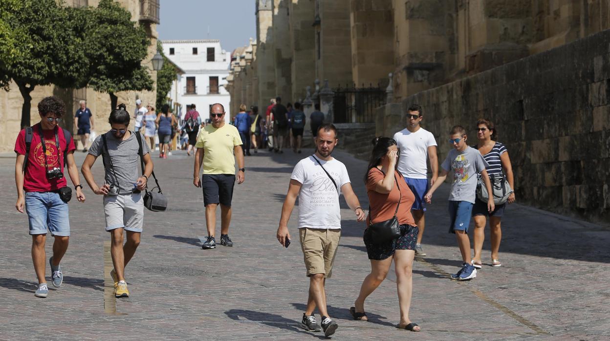 Turistas pasean en el entorno de la Mezquita Catedral