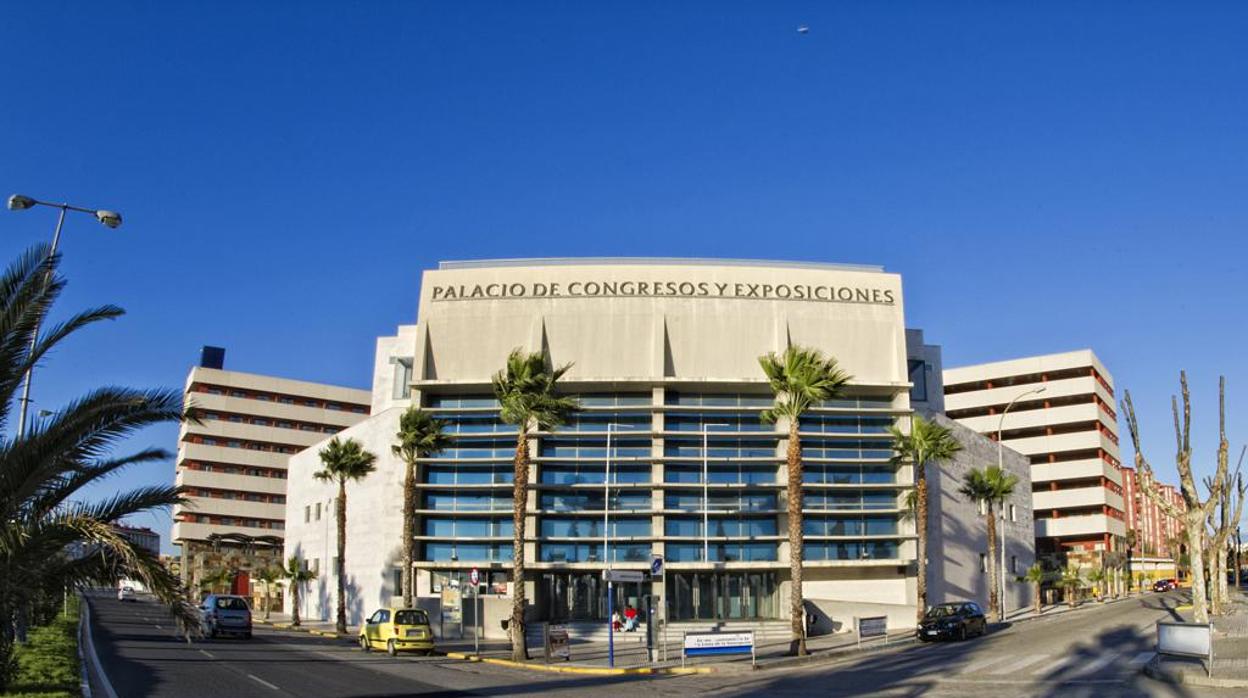 Imagen de la avenida Príncipe de Asturias y del Palacio de Congresos de La Línea de la Concepción.