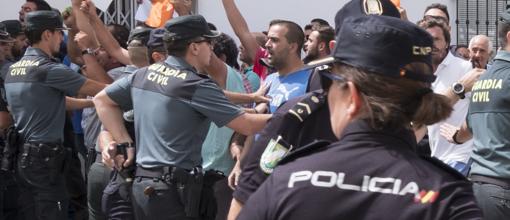 Policías y guardias civiles contienen a los manifestantes