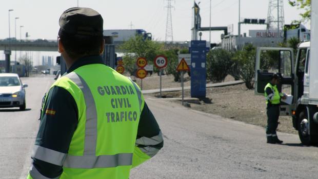 Tráfico pilla a 16.000 andaluces hablando por el móvil mientras conduce