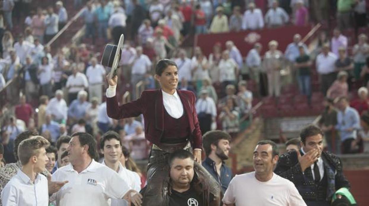 La rejoneadora Lea Vicens tras un festejo